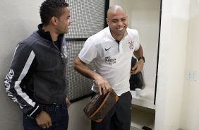 Dentinho e Ronaldo nos vestirios antes da partida entre Corinthians x Palmeiras, vlida pela 31 rodada do Campeonato Brasileiro de 2010, serie A, realizada esta tarde no estdio do Pacaembu