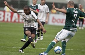 Elias e Edinho durante a partida entre Corinthians x Palmeiras, vlida pela 31 rodada do Campeonato Brasileiro de 2010, serie A, realizada esta tarde no estdio do Pacaembu