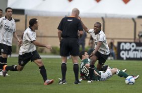 Elias sofre falta de Kleber durante a partida entre Corinthians x Palmeiras, vlida pela 31 rodada do Campeonato Brasileiro de 2010, serie A, realizada esta tarde no estdio do Pacaembu