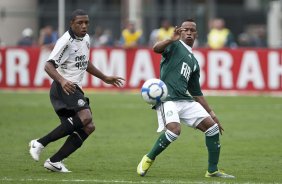 Jucilei e Tinga durante a partida entre Corinthians x Palmeiras, válida pela 31ª rodada do Campeonato Brasileiro de 2010, serie A, realizada esta tarde no estádio do Pacaembu