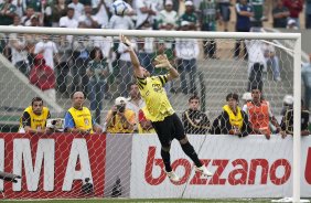 Julio Cesar fedende chute de Marcos Assunção durante a partida entre Corinthians x Palmeiras, válida pela 31ª rodada do Campeonato Brasileiro de 2010, serie A, realizada esta tarde no estádio do Pacaembu