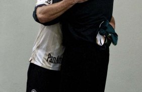 O tcnico Tite cumprimenra Ronaldo aps a partida entre Corinthians x Palmeiras, vlida pela 31 rodada do Campeonato Brasileiro de 2010, serie A, realizada esta tarde no estdio do Pacaembu