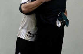 O técnico Tite cumprimenra Ronaldo após a partida entre Corinthians x Palmeiras, válida pela 31ª rodada do Campeonato Brasileiro de 2010, serie A, realizada esta tarde no estádio do Pacaembu