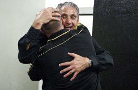O técnico Tite cumprimenta Mauri Lima, preparador de goleiros, após a partida entre Corinthians x Palmeiras, válida pela 31ª rodada do Campeonato Brasileiro de 2010, serie A, realizada esta tarde no estádio do Pacaembu
