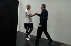 O técnico Tite cumprimenta Ronaldo após a partida entre Corinthians x Palmeiras, válida pela 31ª rodada do Campeonato Brasileiro de 2010, serie A, realizada esta tarde no estádio do Pacaembu