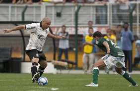 Ronaldo e Danilo durante a partida entre Corinthians x Palmeiras, vlida pela 31 rodada do Campeonato Brasileiro de 2010, serie A, realizada esta tarde no estdio do Pacaembu