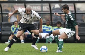 Ronaldo e Danilo durante a partida entre Corinthians x Palmeiras, vlida pela 31 rodada do Campeonato Brasileiro de 2010, serie A, realizada esta tarde no estdio do Pacaembu