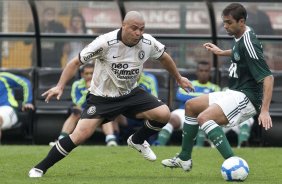 Ronaldo e Danilo durante a partida entre Corinthians x Palmeiras, vlida pela 31 rodada do Campeonato Brasileiro de 2010, serie A, realizada esta tarde no estdio do Pacaembu