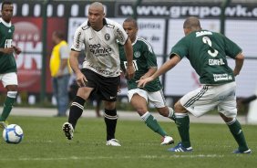 Ronaldo e Edinho durante a partida entre Corinthians x Palmeiras, válida pela 31ª rodada do Campeonato Brasileiro de 2010, serie A, realizada esta tarde no estádio do Pacaembu
