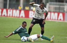 Tinga no chao e Jucilei durante a partida entre Corinthians x Palmeiras, vlida pela 31 rodada do Campeonato Brasileiro de 2010, serie A, realizada esta tarde no estdio do Pacaembu