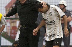 Tite cumprimenta Iarley durante a partida entre Corinthians x Palmeiras, válida pela 31ª rodada do Campeonato Brasileiro de 2010, serie A, realizada esta tarde no estádio do Pacaembu
