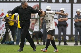 Tite cumprimenta Iarley durante a partida entre Corinthians x Palmeiras, válida pela 31ª rodada do Campeonato Brasileiro de 2010, serie A, realizada esta tarde no estádio do Pacaembu