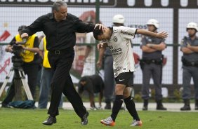 Tite cumprimenta Iarley durante a partida entre Corinthians x Palmeiras, vlida pela 31 rodada do Campeonato Brasileiro de 2010, serie A, realizada esta tarde no estdio do Pacaembu