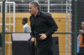 Tite deixa o gramado correndo durante a partida entre Corinthians x Palmeiras, válida pela 31ª rodada do Campeonato Brasileiro de 2010, serie A, realizada esta tarde no estádio do Pacaembu