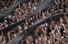 Torcida do Corinthians durante a partida entre Corinthians x Palmeiras, vlida pela 31 rodada do Campeonato Brasileiro de 2010, serie A, realizada esta tarde no estdio do Pacaembu