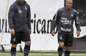 Ronaldo e Roberto Carlos durante o treino do Corinthians, realizado esta tarde no CT Joaquim Grava no Parque Ecolgico. O prximo jogo da equipe ser amanh, quarta-feira, dia 27/10, contra o Flamengo no Engenho, pela 32. a rodada do Campeonato Brasileiro de 2010