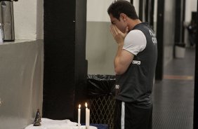 Bruno Cesar rezando nos vestirios antes da partida entre Corinthians x Ava, vlida pela 33 rodada do Campeonato Brasileiro de 2010, serie A, realizada esta noite no estdio do Pacaembu/SP