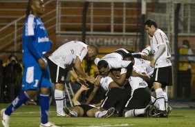 Comemorao do gol de Elias durante a partida entre Corinthians x Ava, vlida pela 33 rodada do Campeonato Brasileiro de 2010, serie A, realizada esta noite no estdio do Pacaembu/SP