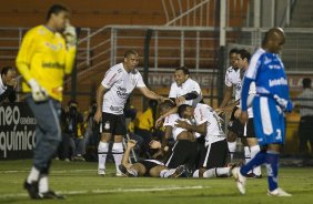 Comemorao do gol de Elias o segundo do Corinthians durante a partida entre Corinthians x Ava, vlida pela 33 rodada do Campeonato Brasileiro de 2010, serie A, realizada esta noite no estdio do Pacaembu/SP