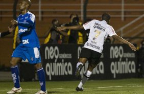Elias comemora seu gol o segundo do Corinthians durante a partida entre Corinthians x Ava, vlida pela 33 rodada do Campeonato Brasileiro de 2010, serie A, realizada esta noite no estdio do Pacaembu/SP