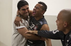 O fisioterapeuta Bruno Mazziotti brinca com Dentinho nos vestirios antes da partida entre Corinthians x Ava, vlida pela 33 rodada do Campeonato Brasileiro de 2010, serie A, realizada esta noite no estdio do Pacaembu/SP