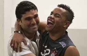 O fisioterapeuta Bruno Mazziotti brinca com Dentinho nos vestirios antes da partida entre Corinthians x Ava, vlida pela 33 rodada do Campeonato Brasileiro de 2010, serie A, realizada esta noite no estdio do Pacaembu/SP