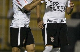Roberto Carlos consola Dentinho que queria bater o penalti durante a partida entre Corinthians x Ava, vlida pela 33 rodada do Campeonato Brasileiro de 2010, serie A, realizada esta noite no estdio do Pacaembu/SP