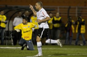 Ronaldo comemora seu gol de penalti durante a partida entre Corinthians x Ava, vlida pela 33 rodada do Campeonato Brasileiro de 2010, serie A, realizada esta noite no estdio do Pacaembu/SP