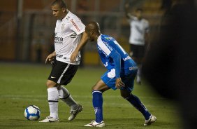 Ronaldo e Diogo Orlando durante a partida entre Corinthians x Ava, vlida pela 33 rodada do Campeonato Brasileiro de 2010, serie A, realizada esta noite no estdio do Pacaembu/SP