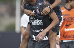 Dentinho e Souza durante o treino do Corinthians, realizado esta tarde no CT Joaquim Grava no Parque Ecolgico. O prximo jogo da equipe ser domingo, dia 07/11, contra o So Paulo, no Morumbi, pela 34. a rodada do Campeonato Brasileiro de 2010