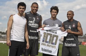 Integrantes do Jonas Brother's, Joe(camiseta branca) e Nik(camiseta cinza) visitaram Roberto Carlos e Ronaldo antes do treino do Corinthians, realizado esta tarde no CT Joaquim Grava no Parque Ecolgico. O prximo jogo da equipe ser domingo, dia 07/11, contra o So Paulo, no Morumbi, pela 34. a rodada do Campeonato Brasileiro de 2010