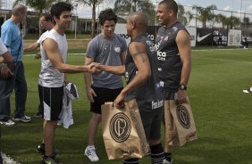 Integrantes do Jonas Brother's, Joe(camiseta branca) e Nik(camiseta cinza) visitaram Roberto Carlos e Ronaldo antes do treino do Corinthians, realizado esta tarde no CT Joaquim Grava no Parque Ecolgico. O prximo jogo da equipe ser domingo, dia 07/11, contra o So Paulo, no Morumbi, pela 34. a rodada do Campeonato Brasileiro de 2010