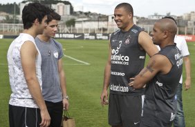 Integrantes do Jonas Brother's, Joe(camiseta branca) e Nik(camiseta cinza) visitaram Roberto Carlos e Ronaldo antes do treino do Corinthians, realizado esta tarde no CT Joaquim Grava no Parque Ecolgico. O prximo jogo da equipe ser domingo, dia 07/11, contra o So Paulo, no Morumbi, pela 34. a rodada do Campeonato Brasileiro de 2010