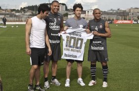 Integrantes do Jonas Brother's, Joe(camiseta branca) e Nik(camiseta cinza) visitaram Roberto Carlos e Ronaldo antes do treino do Corinthians, realizado esta tarde no CT Joaquim Grava no Parque Ecolgico. O prximo jogo da equipe ser domingo, dia 07/11, contra o So Paulo, no Morumbi, pela 34. a rodada do Campeonato Brasileiro de 2010