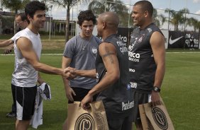 Integrantes do Jonas Brother's, Joe(camiseta branca) e Nik(camiseta cinza) visitaram Roberto Carlos e Ronaldo antes do treino do Corinthians, realizado esta tarde no CT Joaquim Grava no Parque Ecolgico. O prximo jogo da equipe ser domingo, dia 07/11, contra o So Paulo, no Morumbi, pela 34. a rodada do Campeonato Brasileiro de 2010