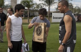 Integrantes do Jonas Brother's, Joe(camiseta branca) e Nik(camiseta cinza) visitaram Roberto Carlos e Ronaldo antes do treino do Corinthians, realizado esta tarde no CT Joaquim Grava no Parque Ecolgico. O prximo jogo da equipe ser domingo, dia 07/11, contra o So Paulo, no Morumbi, pela 34. a rodada do Campeonato Brasileiro de 2010