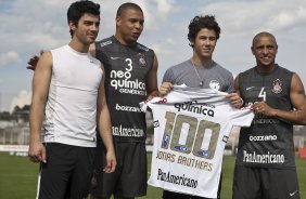 Integrantes do Jonas Brother's, Joe(camiseta branca) e Nik(camiseta cinza) visitaram Roberto Carlos e Ronaldo antes do treino do Corinthians, realizado esta tarde no CT Joaquim Grava no Parque Ecolgico. O prximo jogo da equipe ser domingo, dia 07/11, contra o So Paulo, no Morumbi, pela 34. a rodada do Campeonato Brasileiro de 2010