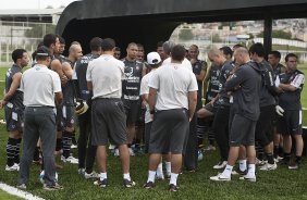 Jogadores reunidos durante o treino do Corinthians, realizado esta tarde no CT Joaquim Grava no Parque Ecolgico. O prximo jogo da equipe ser domingo, dia 07/11, contra o So Paulo, no Morumbi, pela 34. a rodada do Campeonato Brasileiro de 2010