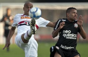 Alex Silva e Dentinho durante a partida entre So Paulo x Corinthians, vlida pela 34 rodada do Campeonato Brasileiro de 2010, serie A, realizada esta tarde no estdio do Morumbi/SP