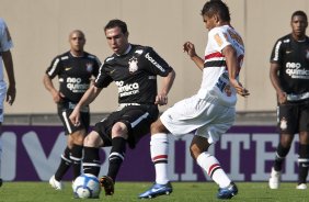 Bruno Cesar e Casemiro durante a partida entre So Paulo x Corinthians, vlida pela 34 rodada do Campeonato Brasileiro de 2010, serie A, realizada esta tarde no estdio do Morumbi/SP