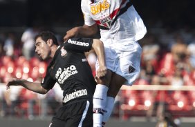 Bruno Cesar e Casemiro durante a partida entre So Paulo x Corinthians, vlida pela 34 rodada do Campeonato Brasileiro de 2010, serie A, realizada esta tarde no estdio do Morumbi/SP