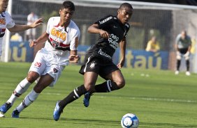 Casemiro e Elias durante a partida entre So Paulo x Corinthians, vlida pela 34 rodada do Campeonato Brasileiro de 2010, serie A, realizada esta tarde no estdio do Morumbi/SP