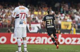 Dentinho comemora seu gol o segundo do Corinthians durante a partida entre So Paulo x Corinthians, vlida pela 34 rodada do Campeonato Brasileiro de 2010, serie A, realizada esta tarde no estdio do Morumbi/SP