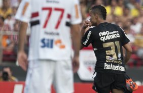 Dentinho comemora seu gol o segundo do Corinthians durante a partida entre So Paulo x Corinthians, vlida pela 34 rodada do Campeonato Brasileiro de 2010, serie A, realizada esta tarde no estdio do Morumbi/SP