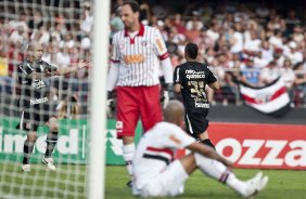 Dentinho comemora seu gol o segundo do Corinthians durante a partida entre So Paulo x Corinthians, vlida pela 34 rodada do Campeonato Brasileiro de 2010, serie A, realizada esta tarde no estdio do Morumbi/SP