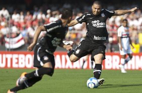 Dentinho e Ronaldo durante a partida entre So Paulo x Corinthians, vlida pela 34 rodada do Campeonato Brasileiro de 2010, serie A, realizada esta tarde no estdio do Morumbi/SP