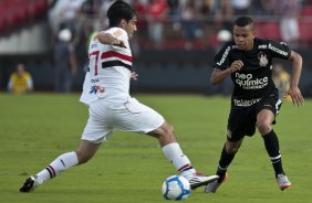 Dentinho passa por Ilsinho durante a partida entre So Paulo x Corinthians, vlida pela 34 rodada do Campeonato Brasileiro de 2010, serie A, realizada esta tarde no estdio do Morumbi/SP