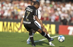 Elias chuta em cima de Miranda e faz o gol do Corinthians durante a partida entre So Paulo x Corinthians, vlida pela 34 rodada do Campeonato Brasileiro de 2010, serie A, realizada esta tarde no estdio do Morumbi/SP