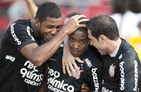 Elias comemora sue gol com Jucilei(e) e Bruno Cesar durante a partida entre So Paulo x Corinthians, vlida pela 34 rodada do Campeonato Brasileiro de 2010, serie A, realizada esta tarde no estdio do Morumbi/SP