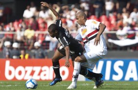 Elias e Alex Silva durante a partida entre São Paulo x Corinthians, válida pela 34ª rodada do Campeonato Brasileiro de 2010, serie A, realizada esta tarde no estádio do Morumbi/SP
